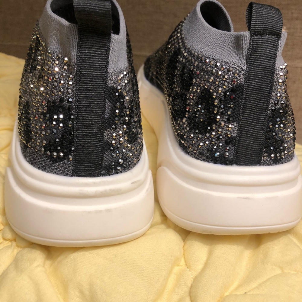 Shoes/sneakers - Picture 2 of 6